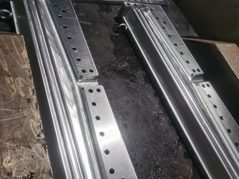 衣架式盲板機頭水土保護毯及隔音降噪網機頭